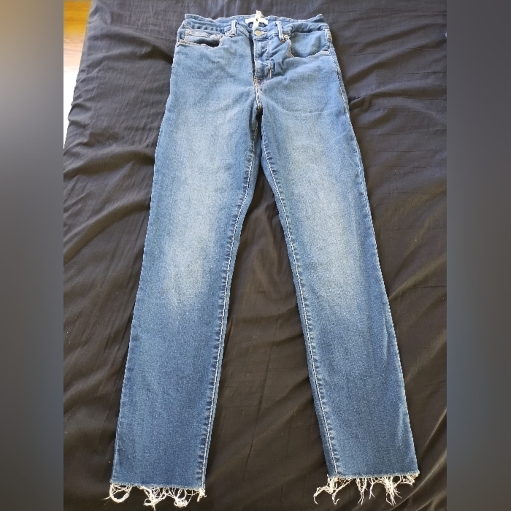Good American Frayed Hem Cropped Jeans in Medium Blue